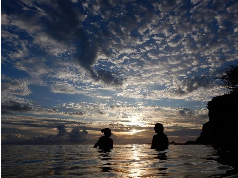 [Churaumi Aquarium, Nakijin Village area, secret beach, photo service] Limited to one group per day! An unforgettable and moving experience - a glittering sunset SUP cruiseの紹介画像