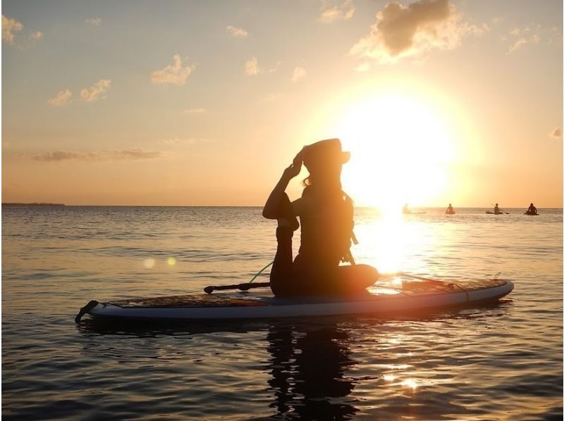 [Churaumi Aquarium, Nakijin Village area, secret beach, photo service] Limited to one group per day! An unforgettable and moving experience - a glittering sunset SUP cruiseの紹介画像