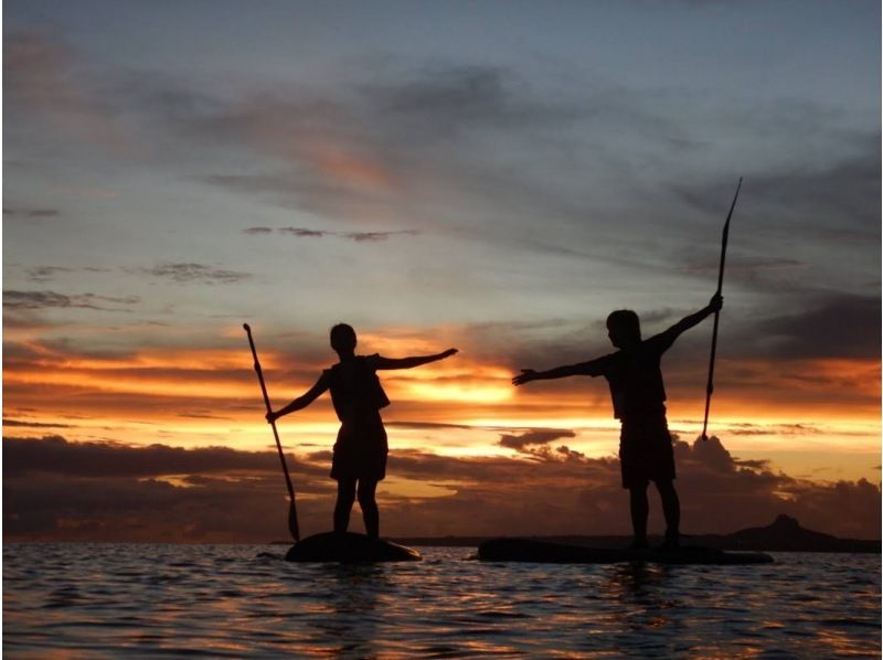 [Churaumi Aquarium, Nakijin Village area, secret beach, photo service] Limited to one group per day! An unforgettable and moving experience - a glittering sunset SUP cruiseの紹介画像