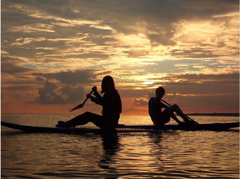 [Churaumi Aquarium, Nakijin Village area, secret beach, photo service] Limited to one group per day! An unforgettable and moving experience - a glittering sunset SUP cruiseの紹介画像