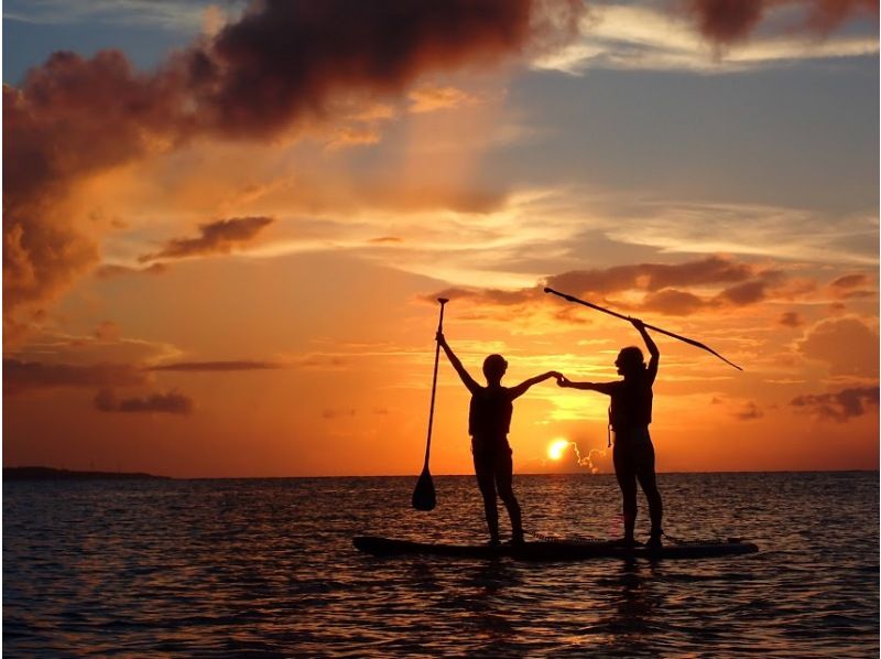 [Churaumi Aquarium, Nakijin Village area, secret beach, photo service] Limited to one group per day! An unforgettable and moving experience - a glittering sunset SUP cruiseの紹介画像