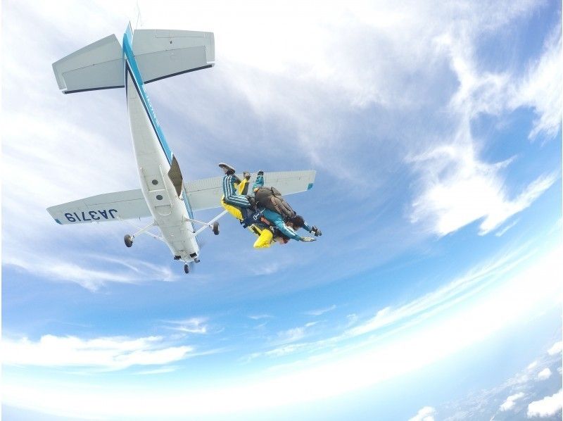 [ฮอกไกโด・ โยอิชิ] มุมมองที่น่าตื่นตาตื่นใจ 360 °! ตีคู่จากระดับความสูง 3,800 เมตรการโดดร่ม(Skydiving)! ! (ด้วยการถ่ายภาพเคลื่อนไหว)の紹介画像