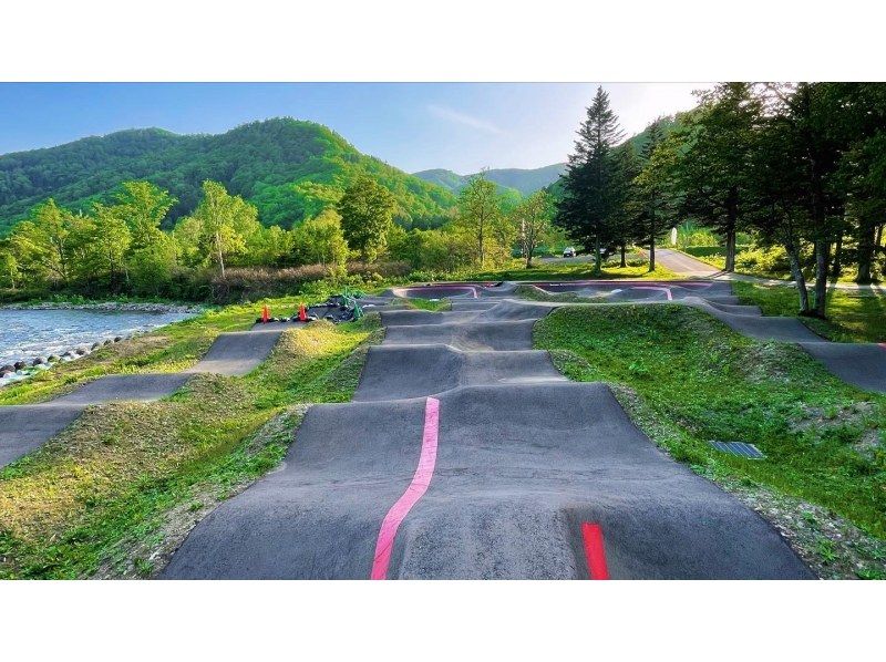 【北海道・余市】起伏の激しい自転車用コース！パンプトラック体験の紹介画像