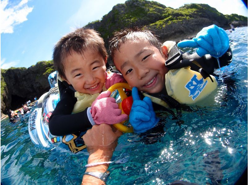 [Onna Village Blue Cave] Private tour for mom and dad! Boat snorkeling in the Blue Cave for ages 2 and up! Private photographer included☆)の紹介画像