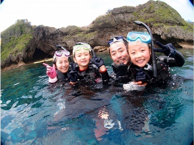 [Onna Village Blue Cave] Private tour for mom and dad! Boat snorkeling in the Blue Cave for ages 2 and up! Private photographer included☆)の紹介画像