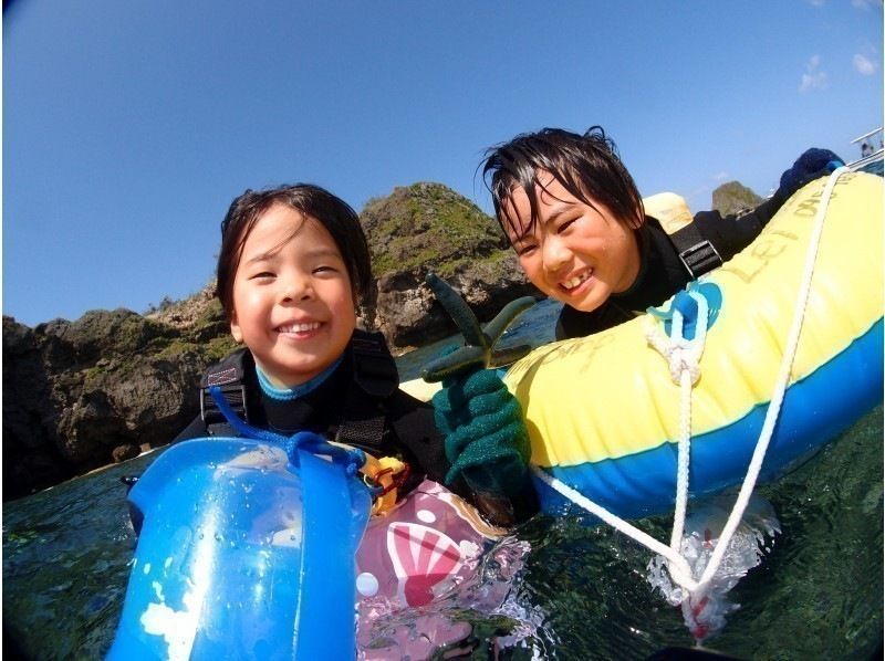 【온나손・푸른 동굴】파파마마 안심의 1조 전세 가이드! 2세부터 할 수 있는 푸른 동굴 보트 스노클! 전속 카메라맨 동행 플랜☆)の紹介画像