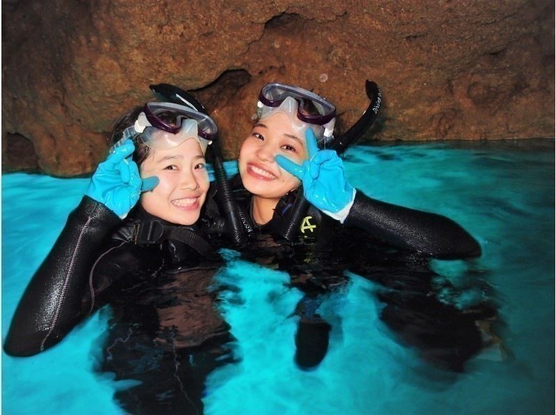 [Onna Village Blue Cave] Private tour for mom and dad! Boat snorkeling in the Blue Cave for ages 2 and up! Private photographer included☆)の紹介画像