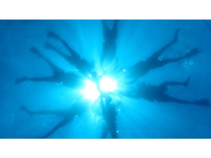 [Okinawa ・ Chubu ・ Tokai Kishi] Siesar Parasailing One time & blue cave boat Snorkeling Theの紹介画像