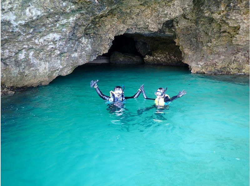 "Ishigaki City New Corona Infection Prevention Implementation Cooperation Office" Sea kayaking tour to the mysterious blue cave on Ishigaki Island! 3 years old ~ OK! Tour photo data present!の紹介画像