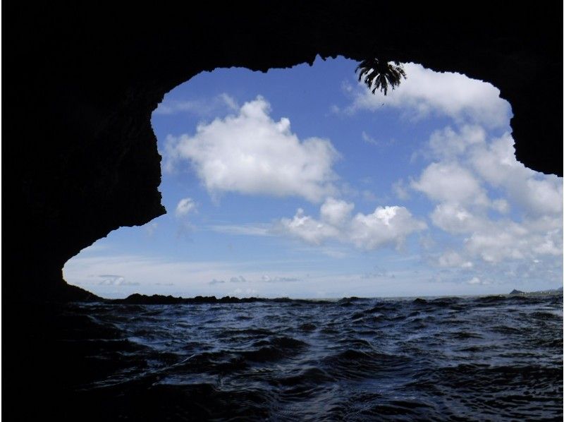 石垣島の神秘的な人気スポット青の洞窟に行くシーカヤック&シュノーケリングツアー！ 4歳〜OK！ツアーの写真データープレゼント！の紹介画像