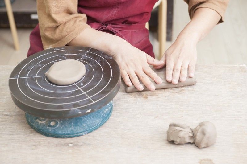 大阪の事業者「メイト陶芸教室」が実施する陶芸体験の様子