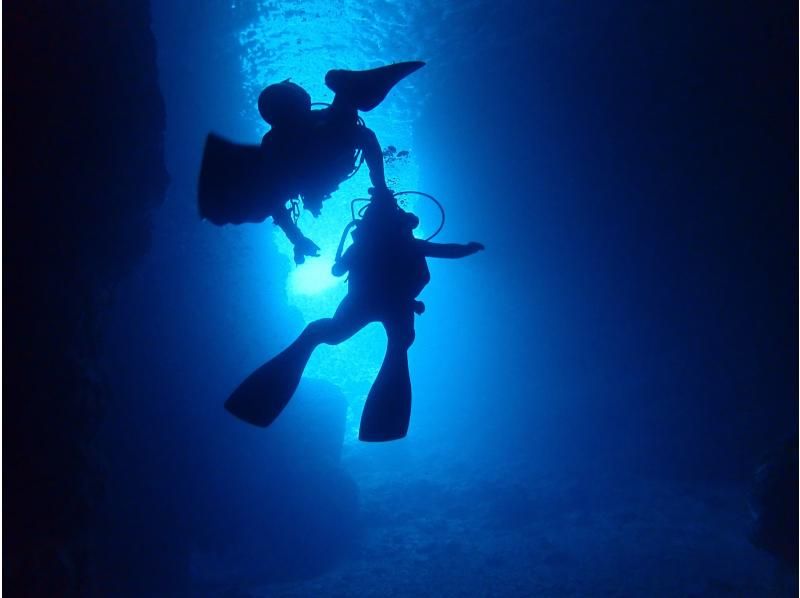 [Okinawa Blue cave / charter experience Diving] Satisfaction 97.2%! Photo· movie-Feeding experience is also free!の紹介画像