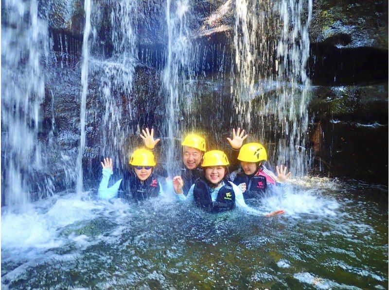 SALE！【西表島/半日】天然のアスレチック！世界遺産のスプラッシュキャニオニング（渓谷下り）【写真データ/備品無料】の紹介画像