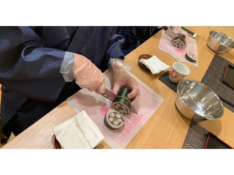 [Kyoto, Karasuma Oike, Nijo Castle] Pink, cute and delicious! Making sushi rolls decorated with peach blossoms (1 type)の紹介画像