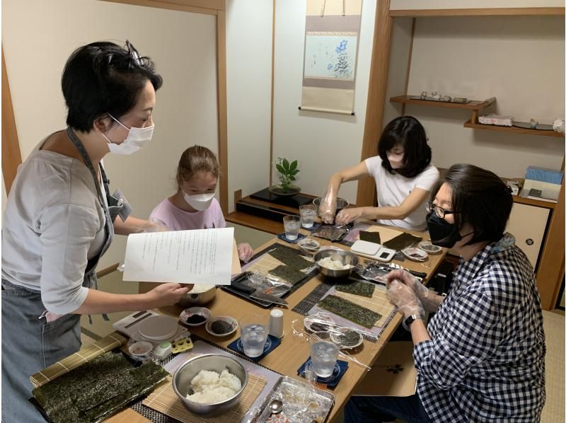 [Kyoto, Karasuma Oike, Nijo Castle] Pink, cute and delicious! Making sushi rolls decorated with peach blossoms (1 type)の紹介画像