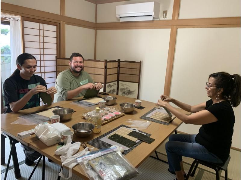 [Kyoto, Karasuma Oike, Nijo Castle] Pink, cute and delicious! Making sushi rolls decorated with peach blossoms (1 type)の紹介画像