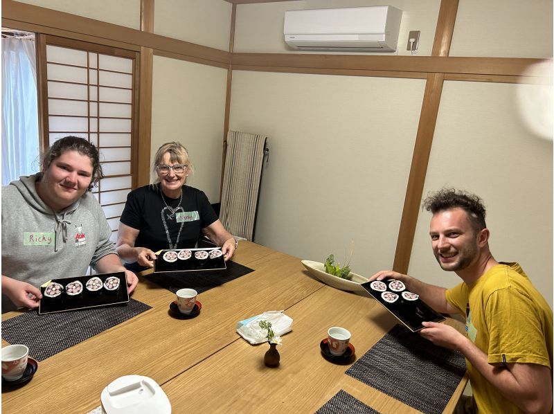 [Kyoto, Karasuma Oike, Nijo Castle] Pink, cute and delicious! Making sushi rolls decorated with peach blossoms (1 type)の紹介画像