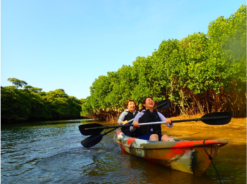 [เกาะอิชิงากิ/1 วัน] เพลิดเพลินกับทะเลและแม่น้ำหนึ่งวัน! กิจกรรมพายเรือแคนูและดำน้ำตื้นที่ป่าชายเลนอนุสรณ์สถานธรรมชาติ ★บริการรับส่ง/ถ่ายรูปฟรี! [แผนส่วนลดสำหรับนักศึกษา]の紹介画像