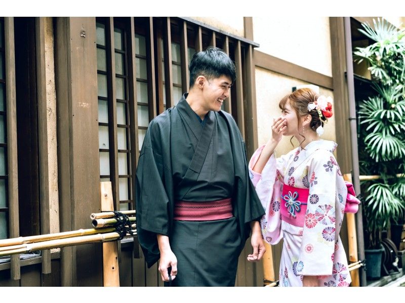 A couple renting kimonos from Asakusa Aiwafuku and enjoying sightseeing in Asakusa