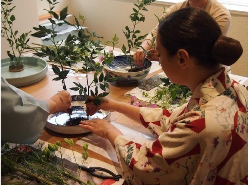 【京都・河原町三条】アクセス抜群！京都ならではの花材で生ける華道体験の紹介画像