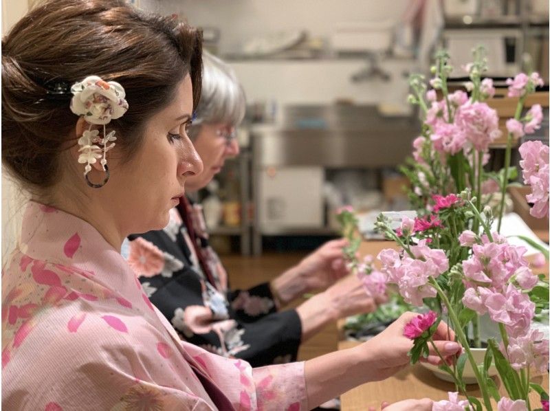 【京都・河原町三条】アクセス抜群！京都ならではの花材で生ける華道体験の紹介画像