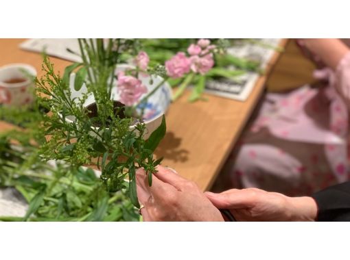 京都 烏丸御池 二条城前 アクセス抜群 京都ならではの花材で生ける華道体験 アクティビティジャパン