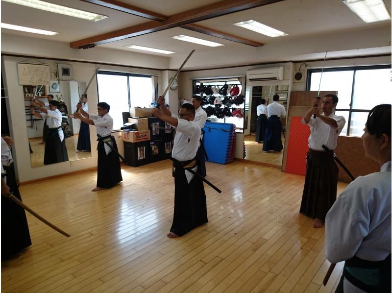 [Tokyo] A comprehensive samurai experience of swordsmanship and archery in a real dojo---My class is not a tourist trapの紹介画像