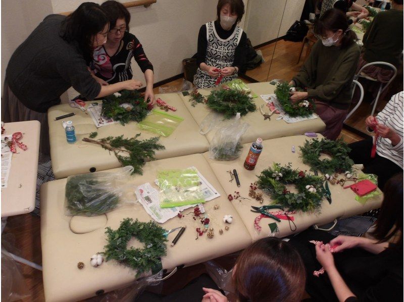 【東京・国立】12/6(日）開催！珍しい生花のクリスマスリース作り＆リラックスヨガ体験の紹介画像