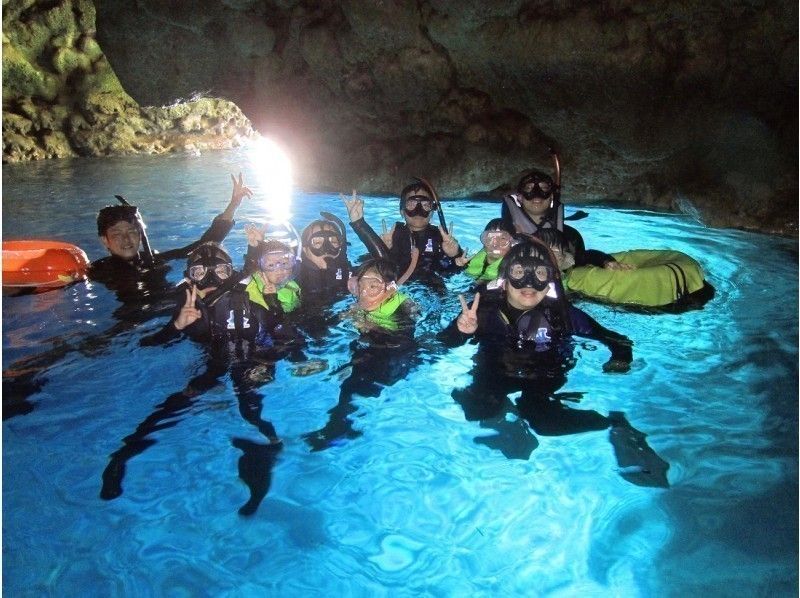スプリングセール実施中♪ボートで行く青の洞窟シュノーケリング+ドラゴンボート♪最新GoPro撮影・餌付無料！の紹介画像