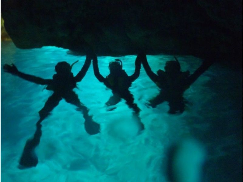 [Okinawa Honjima blue cave] 4 people more Limited Blue Cave Snorkel! 1 group chartered! Photos, movie With free giftの紹介画像