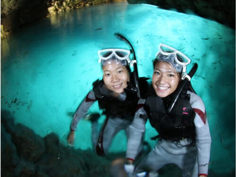 [1100 yen discount ◇ 6 years old-OK] Blue cave snorkel & parasailing [Limited time offer]の紹介画像