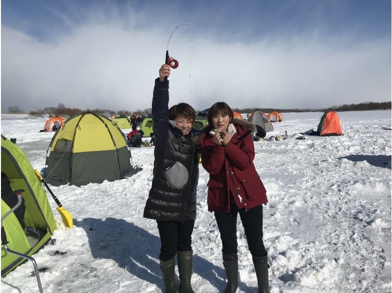 [Hokkaido/Sapporo] Chill ICE Fishing! Stylish Smelt fishing tour! With pick-upの紹介画像