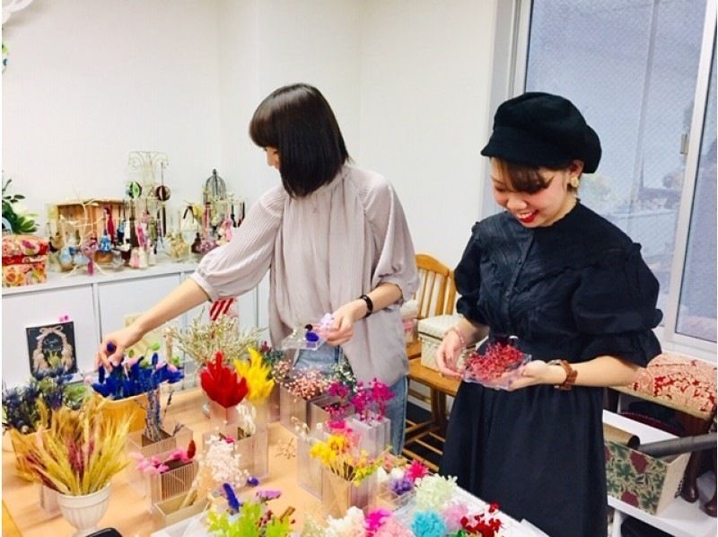 A woman enjoying making herbarium at the "French Culture Salon La Belle Vie" in Miyagi