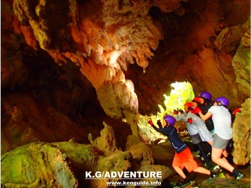 [Iriomote Island] To explore the mysterious limestone cave! a32. Mangrove canoe x trekking unexplored power spot x caving (limestone cave expedition) [Tour photo data free]の紹介画像