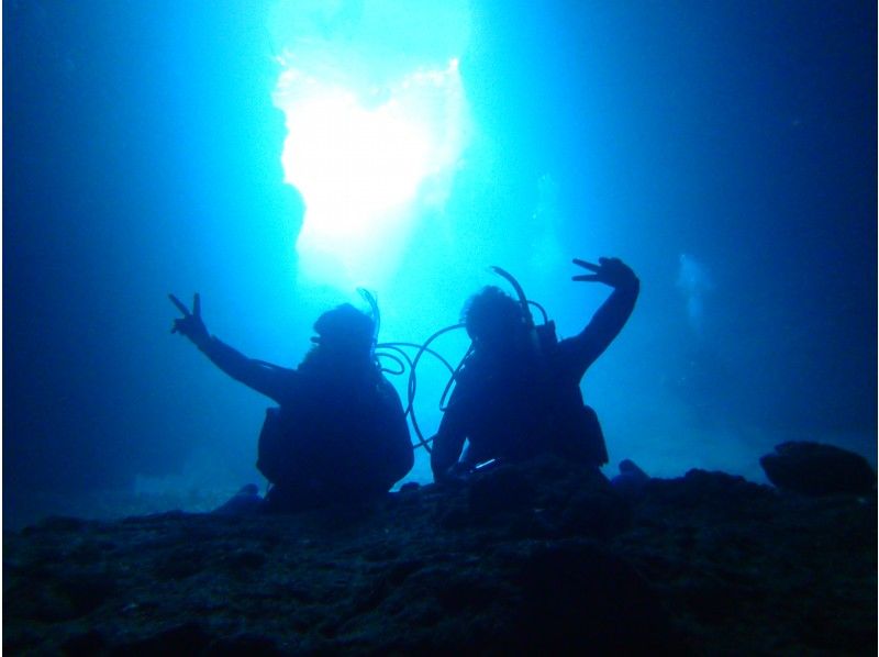 【 青の洞窟  ＆ サンゴ礁　ボートで行く体験ダイビング 】 恩納村バス無料送迎あり！　スプリングセール実施中の紹介画像