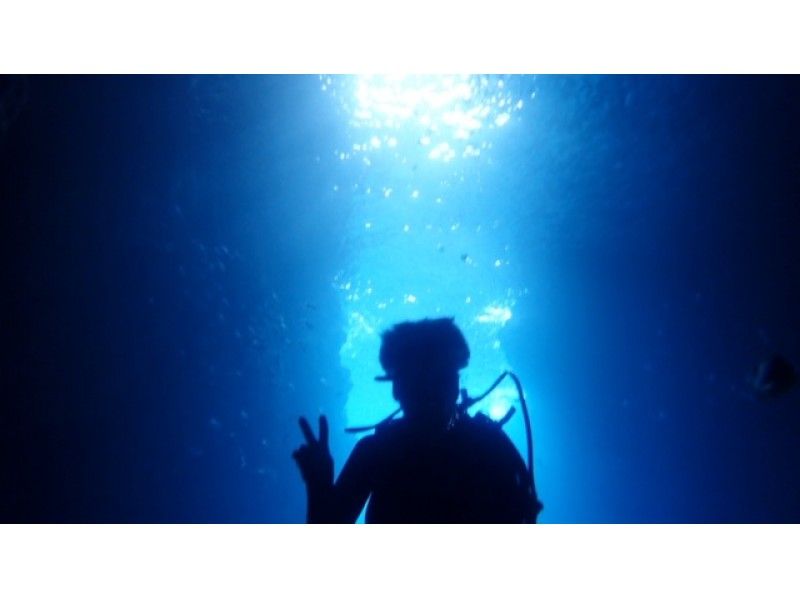 如果您是第一次體驗潛水，請點擊這裡！ 【藍洞&珊瑚礁體驗搭船潛水】免費接駁巴士前往恩納村！の紹介画像