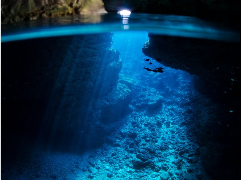 【青の洞窟シュノーケル】沖縄県公安委員会指定⭐️安全対策優良店⭐️青の洞窟専門店でワンランク上の体験を✨バスタオル無料❤️駐車場完備‼️の紹介画像