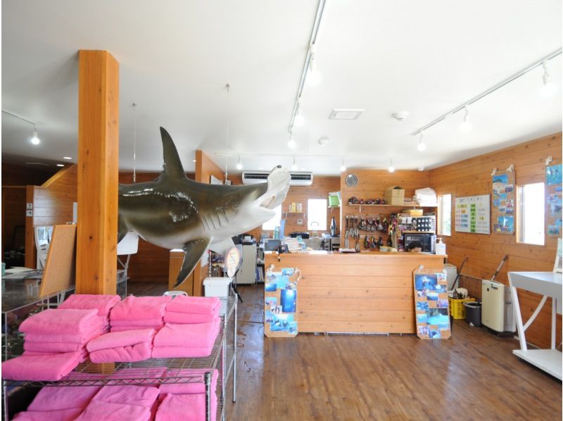 【青の洞窟シュノーケル】沖縄県公安委員会指定⭐️安全対策優良店⭐️青の洞窟専門店でワンランク上の体験を✨バスタオル無料❤️駐車場完備‼️の紹介画像