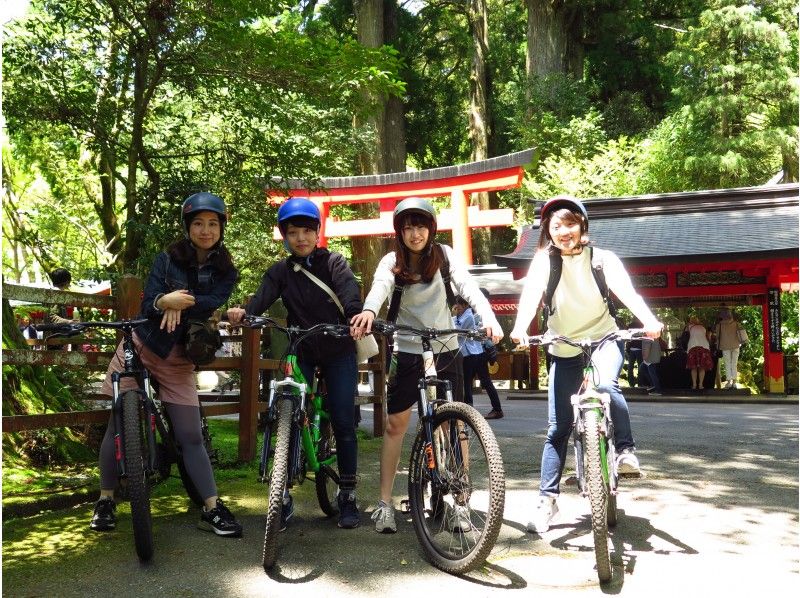 ผู้คนเพลิดเพลินกับทัวร์ MTB (จักรยานเสือภูเขา) ของ Hakone Mountain Ripper ในฮาโกเน่