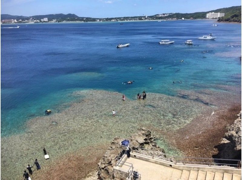 【沖縄・恩納村・青の洞窟】餌付け体験＆写真プレゼント！大人気☆青の洞窟シュノーケリングツアーの紹介画像