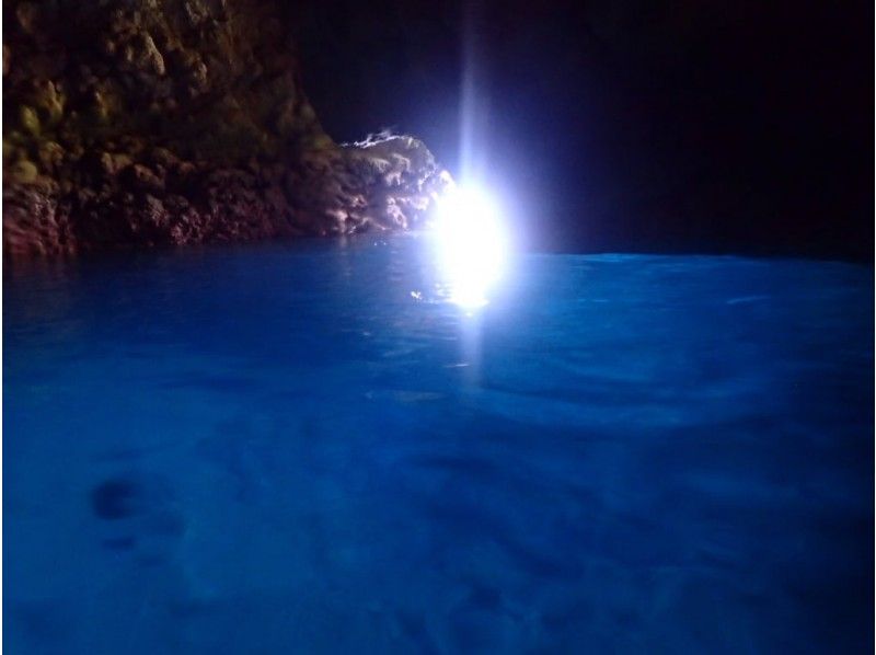 【沖縄・恩納村・青の洞窟】餌付け体験＆写真プレゼント！大人気☆青の洞窟シュノーケリングツアーの紹介画像