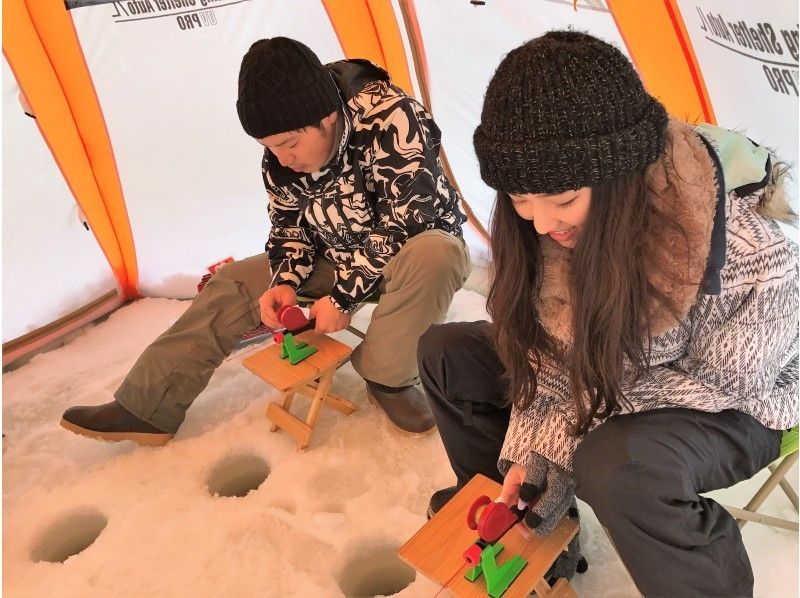 【南富良野】ナイト 氷上ワカサギ釣り＜送迎付きプラン（対応エリア：富良野市内＆道の駅）＞ ～ワカサギ天ぷらの試食あり！日本語対応のみ！～の紹介画像