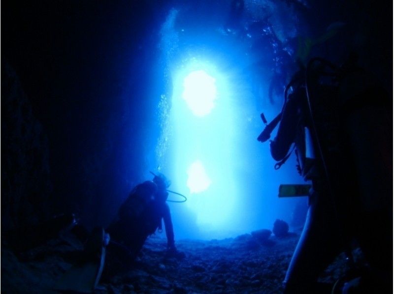 【 Okinawa · Ginowan City】 Parasailing & Blue Cave Experience Divingの紹介画像