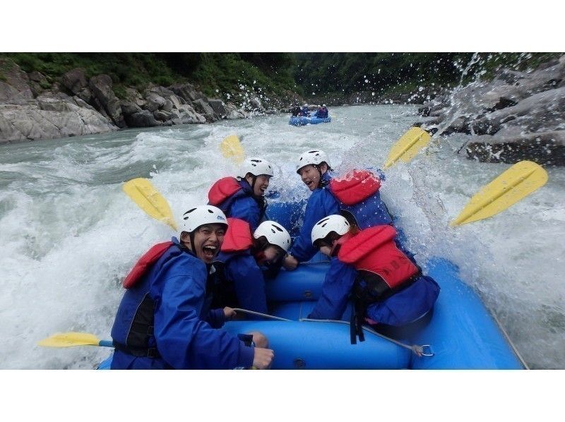 The longest in Japan at 13km! [Nagano/Tenryu River] Rafting experience Long course full of funの紹介画像