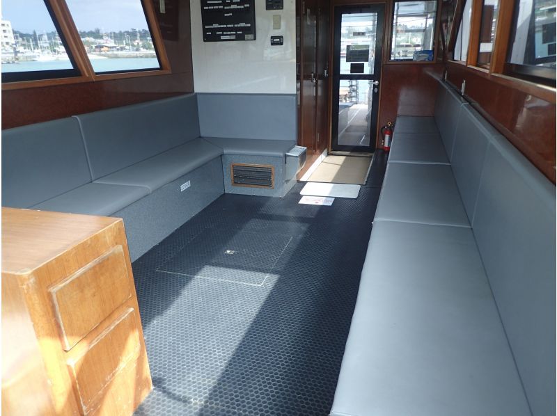 【오키나와・차탄발】동계 한정! 57인승 대형 크루저를 「30명까지의 소인원수」로 가는 고래 워칭 투어 ☆2/1~3/15 환불 보증 있음☆の紹介画像