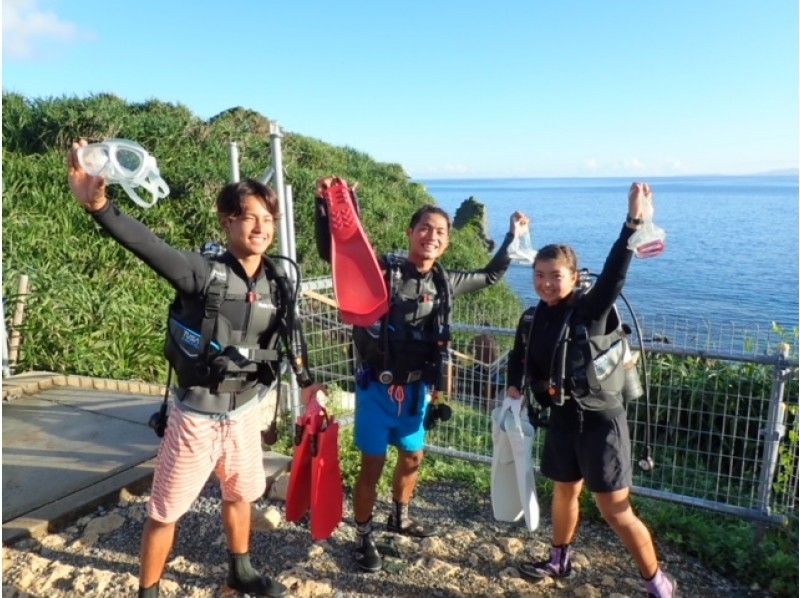 From Okinawa Onna Village One person welcome Blue cave experience Diving Tropical fish feeding & photo benefits included! (Participation by one person OK) (Group charter system)の紹介画像
