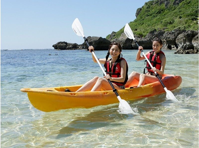 [โอกินาว่า/มิยาโกจิม่า] สำรวจถ้ำหินปูนฟักทองลึกลับ☆พายเรือคายัก(Sea Kayaking) + ทัวร์ถ้ำの紹介画像