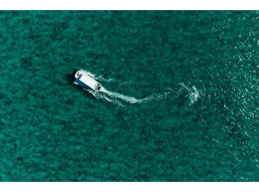 【沖縄・南城市】気軽に海中観光!グラスボート遊覧 【沖縄・南城市】気軽に海中観光!グラスボート遊覧