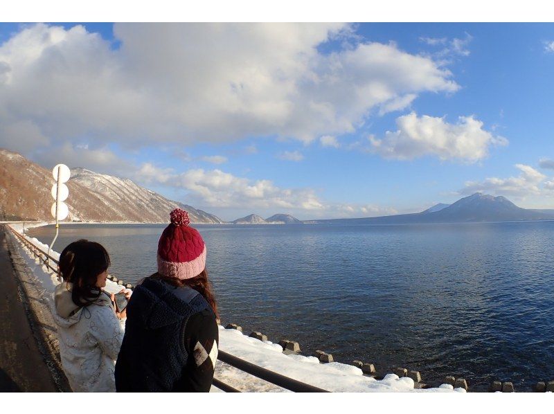 Lake Shikotsu walk snowshoe experience & Ice Festival half-day tour from Sapporo <2024/1/27-2/25 only>の紹介画像