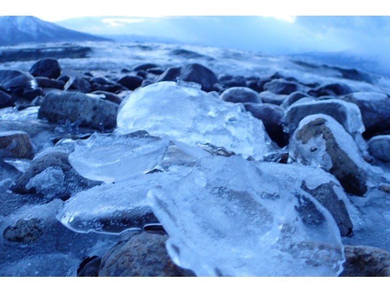 กิจกรรมเดินหิมะที่ทะเลสาบชิโกะสึ & ทัวร์เทศกาลน้ำแข็งครึ่งวันจากซัปโปโร <2024/1/27-2/25 เท่านั้น>の紹介画像